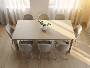 Scandinavische eetkamer met eiken vloer en zes gestoffeerde stoelen in neutrale tinten rond een tafel met keramieken centerpiece.