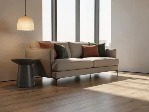 Linnen lounge bank in zakelijke hoek met sculptuurachtig bijzettafel, hanglamp en naturel eiken vloer in warme aardse tinten.